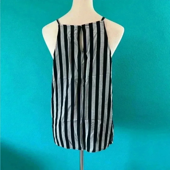 Old navy grey and black striped tank top in size medium - Picture 2 of 4